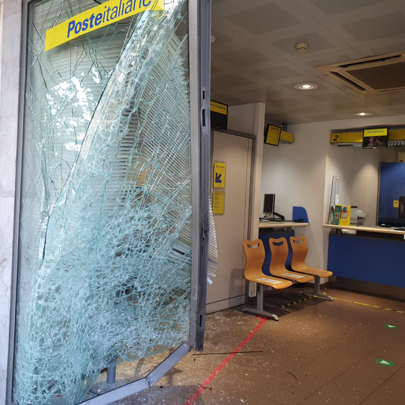 Assalto alle poste di Messina, con l'auto sfondano la vetrata e rapinano gli uffici