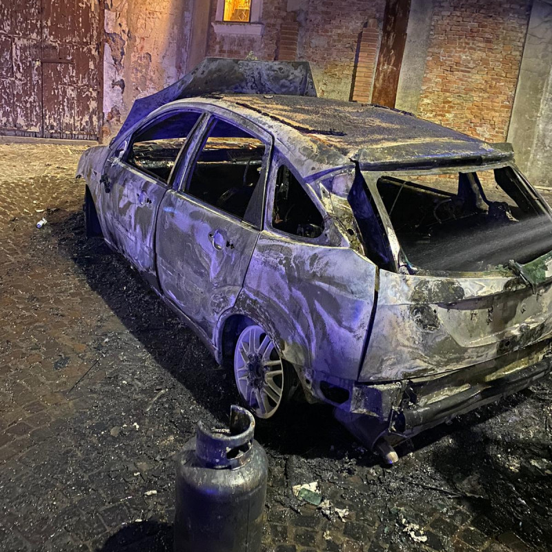 Una delle tante macchine incendiato in questi mesi a Corigliano-Rossano