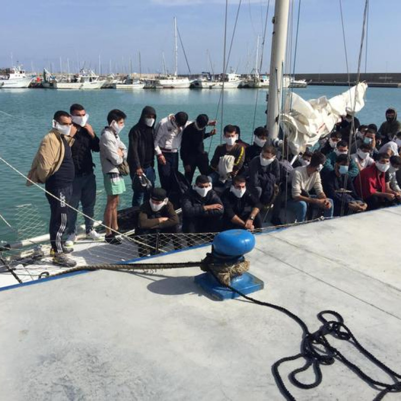 Migranti giunti al porto di Roccella Ionica (foto d'archivio)