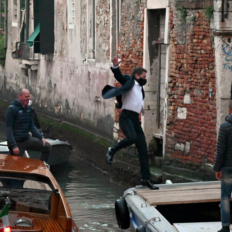 This photo taken on 21 October 2020 and issued on 23 October 2020 shows US actor Tom Cruise (C) during the filming of the movie 'Mission Impossible 7' in Venice, Italy. ANSA/ANDREA MEROLA