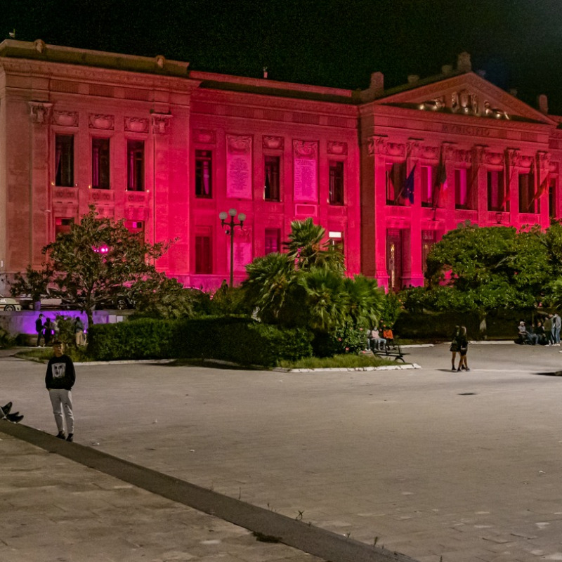 Palazzo Zanca illuminato di rosa