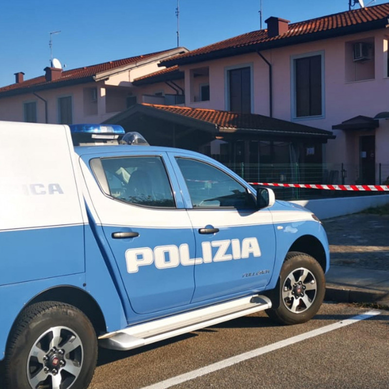 La polizia davanti all'abitazione dove la notte scorsa è avvenuto il femminicidio, a Roveredo in Piano, in provincia di Pordenone