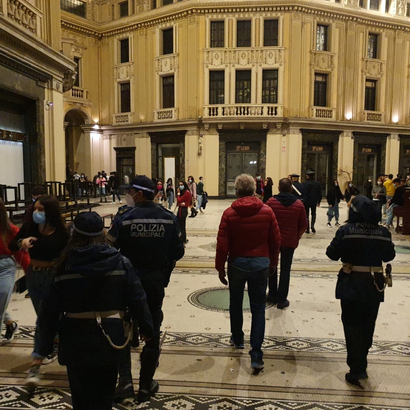 L'intervento della polizia municipale per sciogliere assembramenti all'interno della Galleria Vittorio Emanuele di Messina