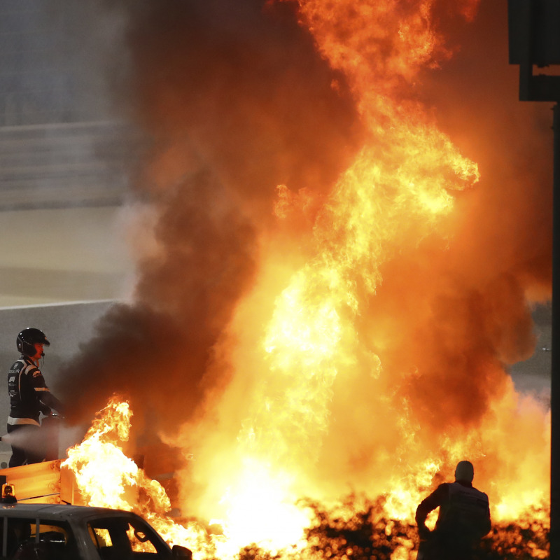 La macchina di Grosjean in fiamme nel Gp di Bahrain