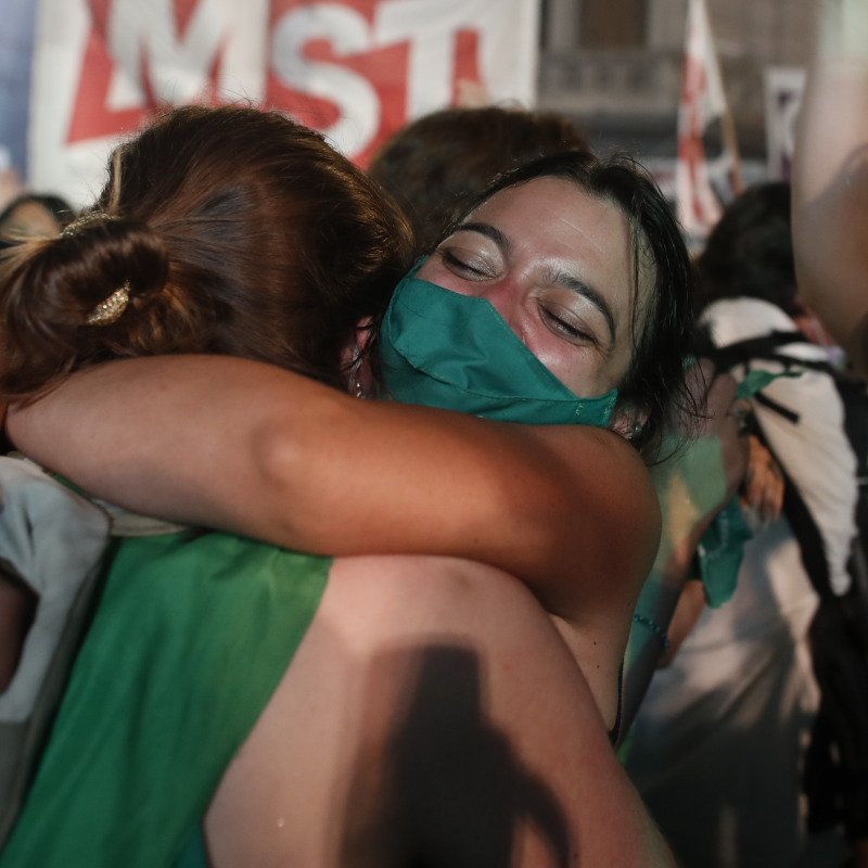 I dimostranti festeggiano in Argentina (ANSA)
