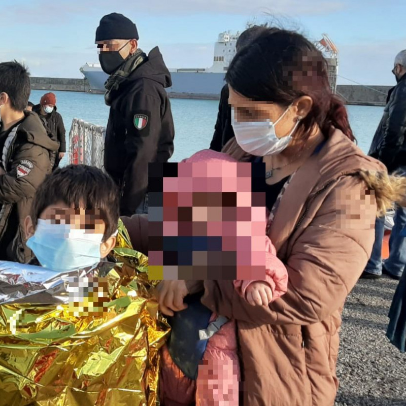 Sbarco di migranti nel porto di Crotone