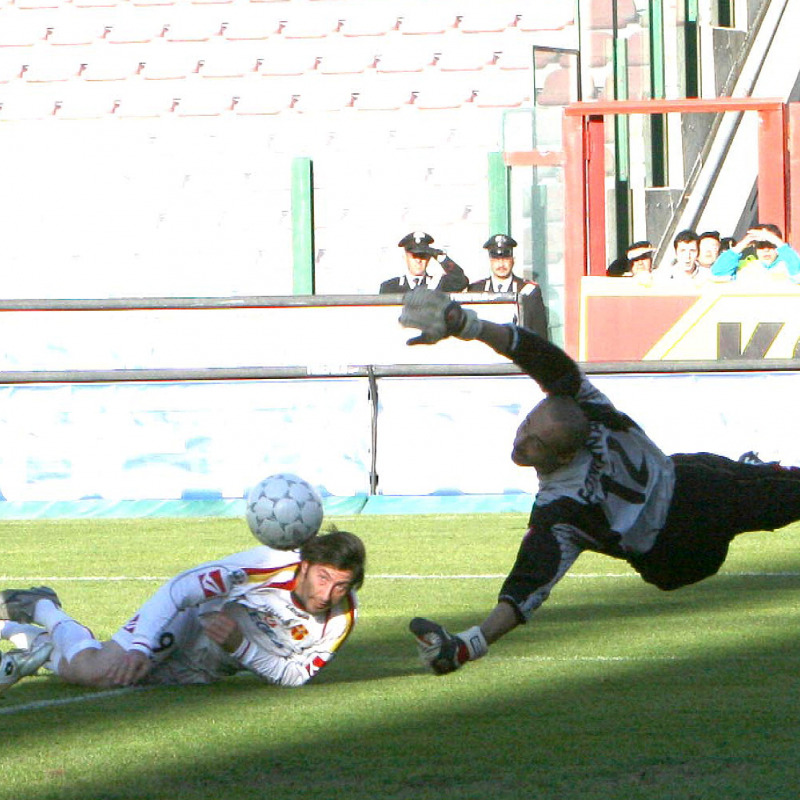 Il gol dell' attaccante del Messina Christian Riganò al Palermo in Serie A