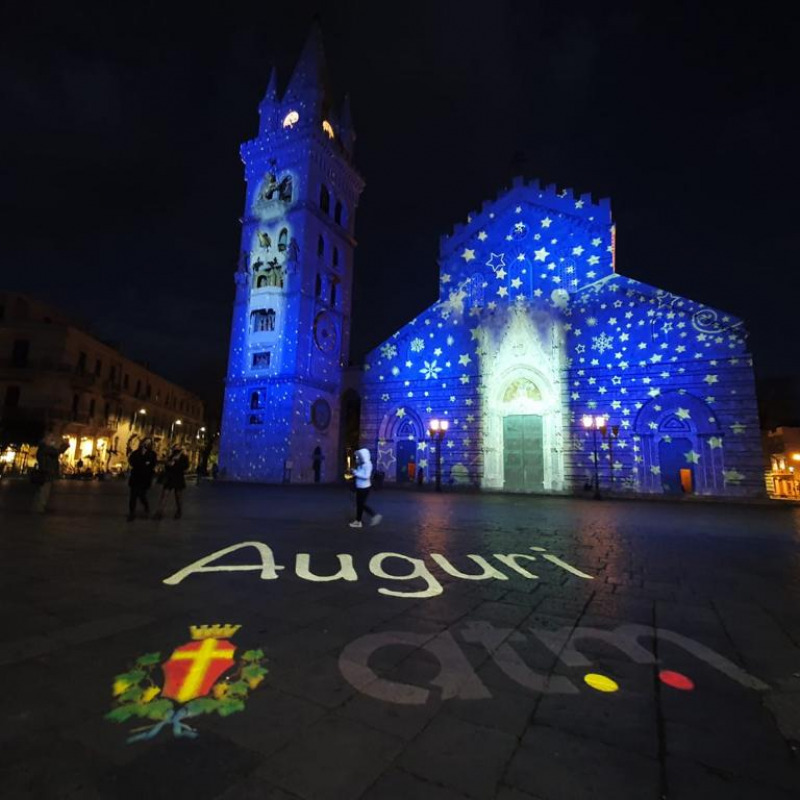 Giochi di luci a piazza Duomo