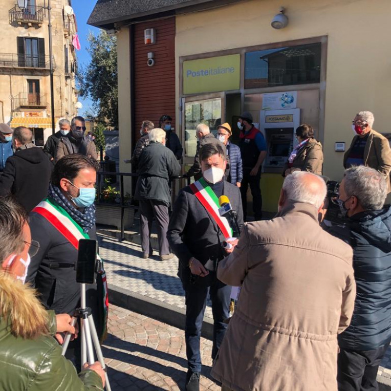 La protesta davanti all'ufficio postale di Caloveto