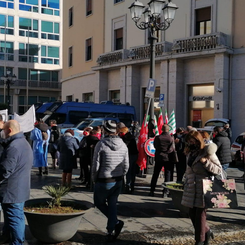La protesta dei lavoratori del Sant'Anna Hospital in piazza Prefettura a Catanzaro
