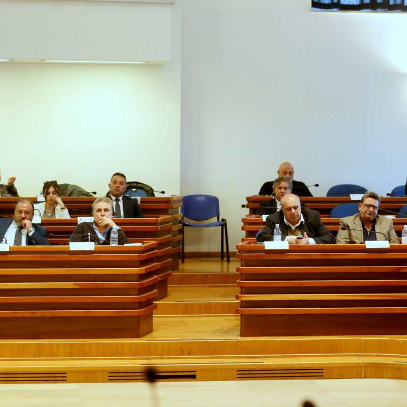 I banchi della maggioranza del Consiglio comunale di Catanzaro nella sala della Provincia