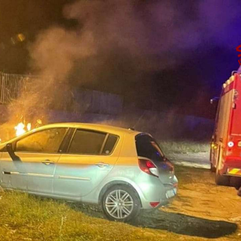 I vigili del fuoco spengono le fiamme divampate dalla Reault Clio a Crotone