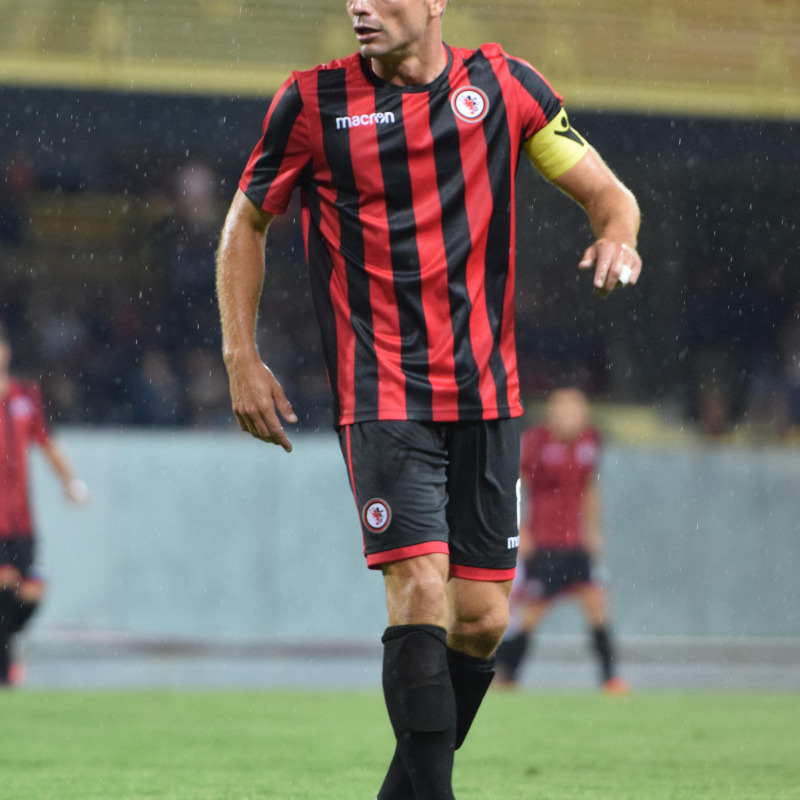 L'incendio appiccato da ignoti, la notte scorsa, alla porta di ingresso della casa di Federico Gentile, calciatore del Foggia, 02 dicembre 2020.ANSA/ FRANCO CAUTILLO