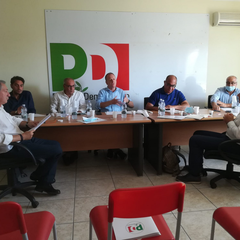 I consiglieri regionali dem Nicola Irto, Mimmo Bevacqua, Carlo Guccione in un confronto con i segretari di Cgil, Cisl e Uil