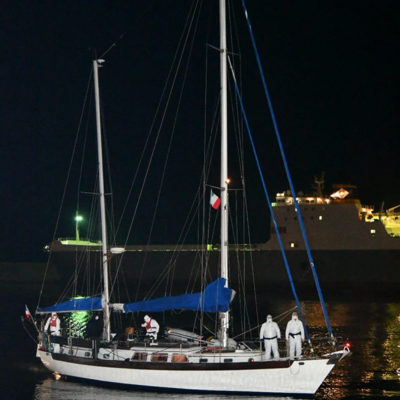 Lo sloop a vela e motore con a bordo almeno 35 migranti sbarcato nel porto di Crotone