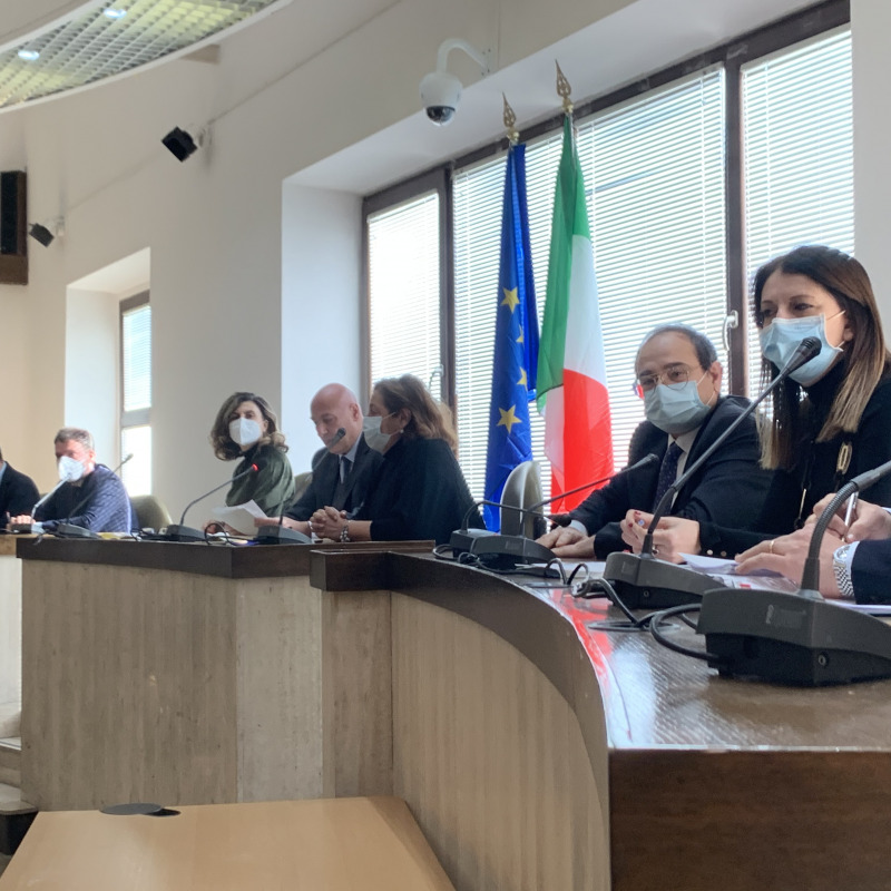 Il sindaco di Crotone Vincenzo Voce con i suoi assessori nella sala consiliare