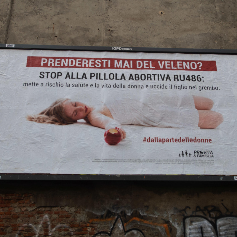 Il manifesto shock dell'associazione Pro Vita e Famiglia che dissuade dalluso della pillola abortiva