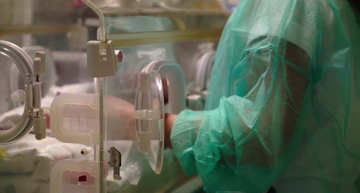 Attendono da otto mesi il risultato dell'autopsia sul piccolo Leo, morto a Cosenza: “Non cerchiamo un colpevole, vogliamo la verità”