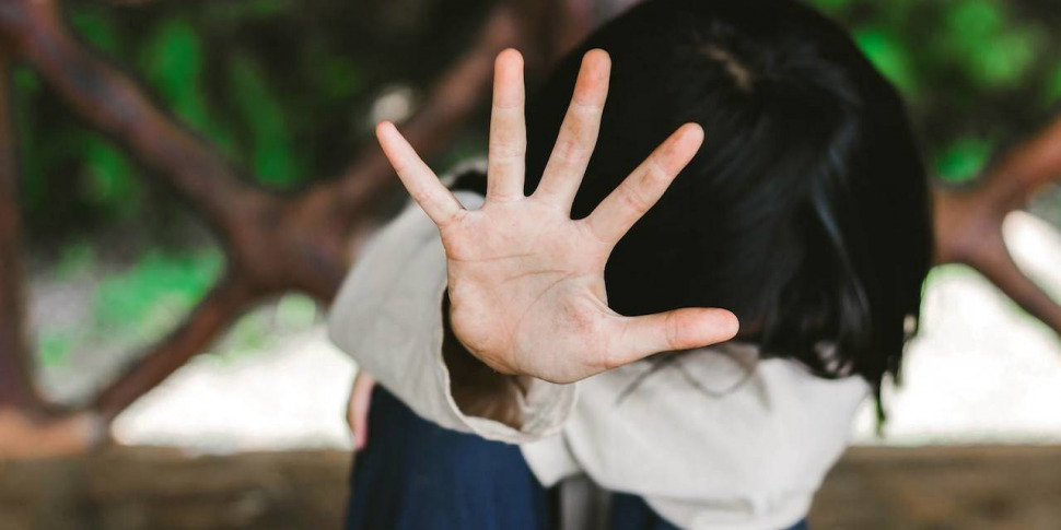 lancia una sedia in faccia alla figlia di 5 anni e le rompe il naso tolta la potest224