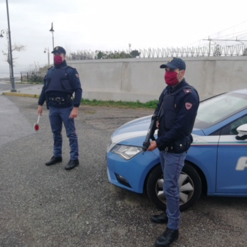 Una pattuglia della Polizia di Reggio Calabria durante un servizio di controllo del territorio