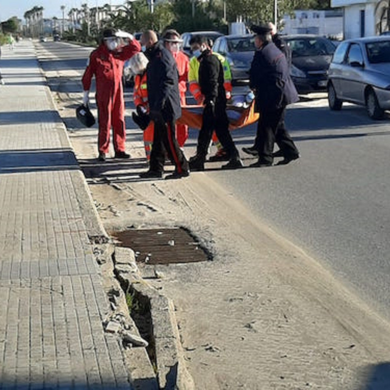 Carabinieri e sanitari del 118 trasportano l'uomo gravemente ferito a Schiavonea di Corigliano