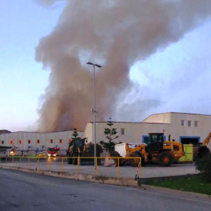 L’incendio che ha fermato l’impianto di Siderno che smaltiva circa il 30% dell’organico