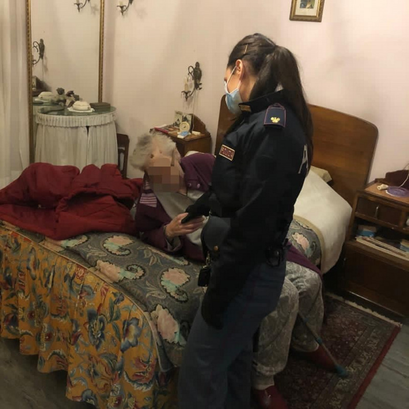 La polizotta della squadra Volanti di Crotone ha aiutato l'anziana che era caduta in casa