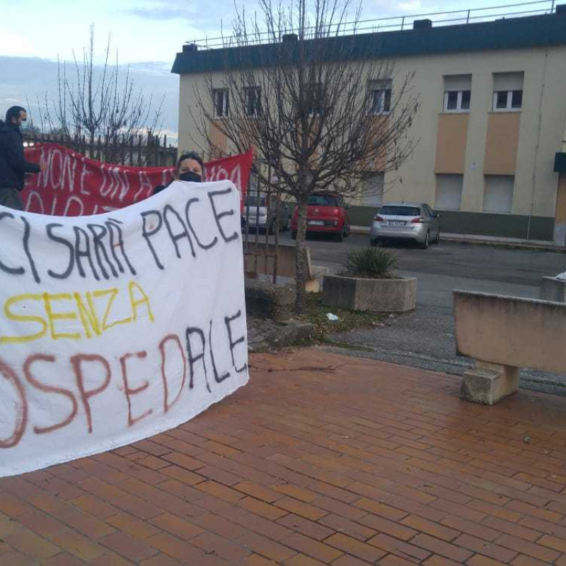 La protesta davanti all'ospedale di Soveria Mannelli