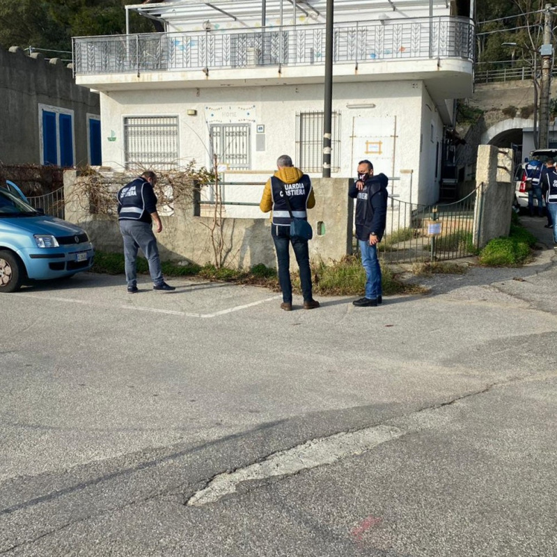 Carabinieri e Capitaneria mettono i sigilli a 71 villette abusive nella baia di Caminia a Stalettì