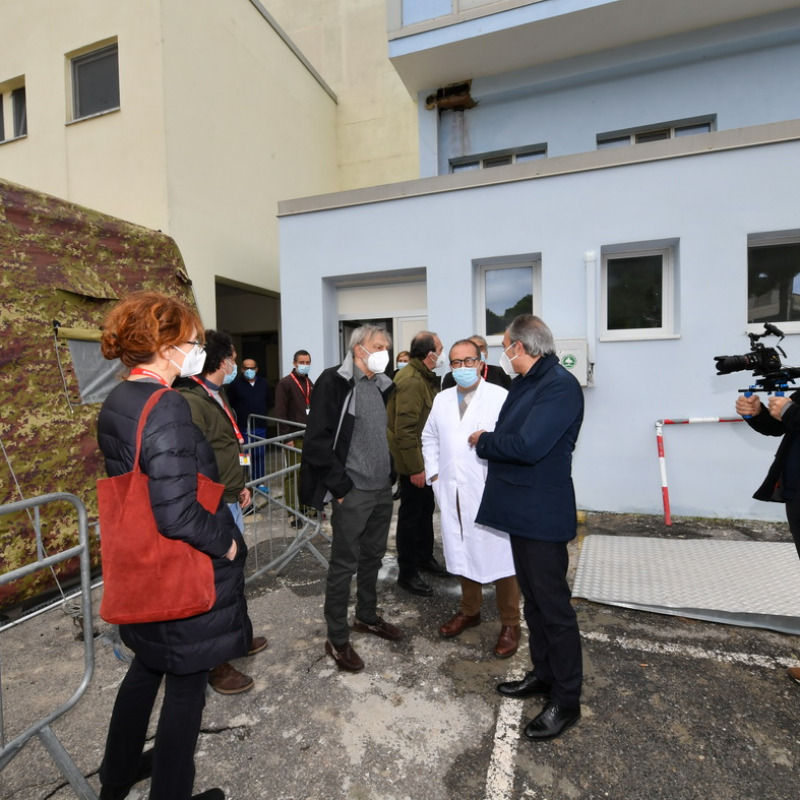 Gino Strada con i vertici Asp all'ingresso del reparto di Crotone