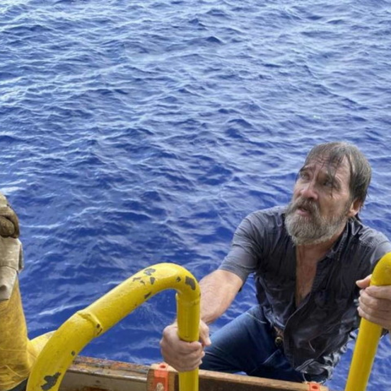 Stuart Bee salvato e trascinato a bordo della nave "Angeles"