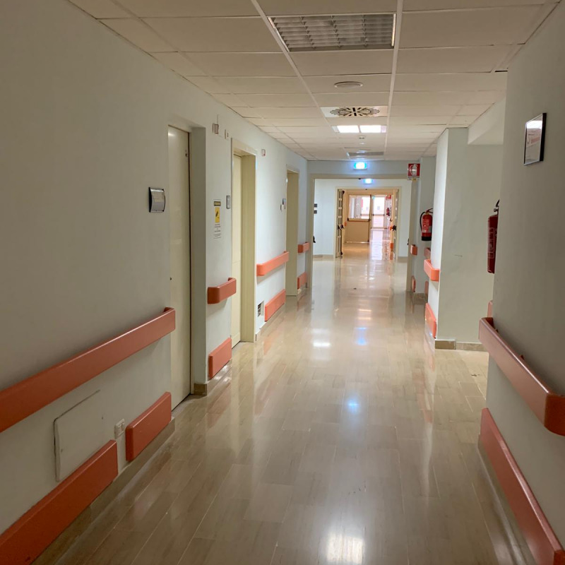 Il corridoio del presidio ospedaliero Ciaccio di Catanzaro che porta nella stanza dove sono stati collocati gli ultracongelatori