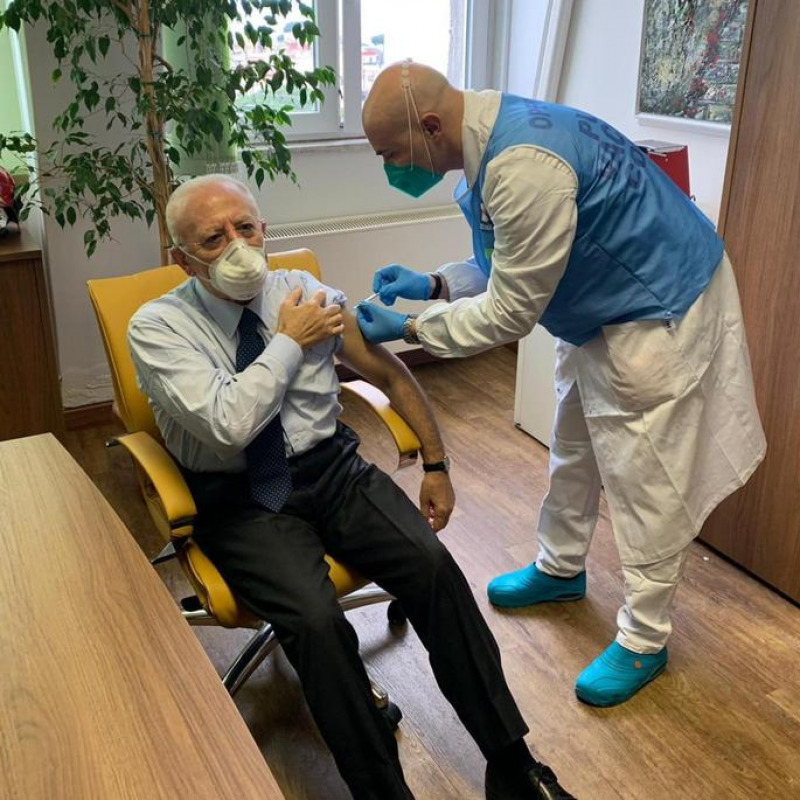 Vincenzo De Luca, presidente della Regione Campania, durante la somministrazione del vaccino anti Covid all'ospedale Cotugno, in una foto postata dallo stesso governatore sul suo profilo Facebook (ANSA)