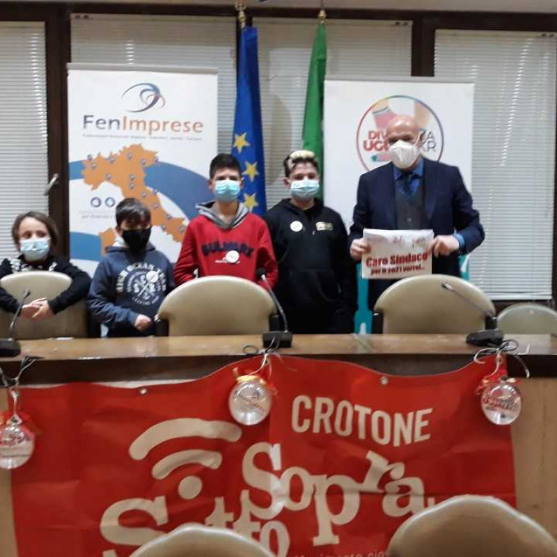 Il sindaco di Crotone Vincenzo Voce coi bambini che gli hanno inviato i messaggi con i consigli per migliorare la città
