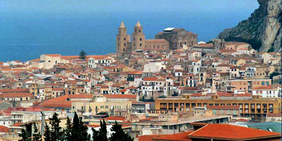 Cefalù, 31enne cade dagli scogli: ricoverata in codice rosso in ospedale