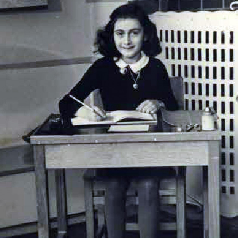 Una immagine di Anna Frank tratta da Wikipedia.ANSA/WIKIPEDIA+++EDITORIAL USE ONLY - NO SALES+++