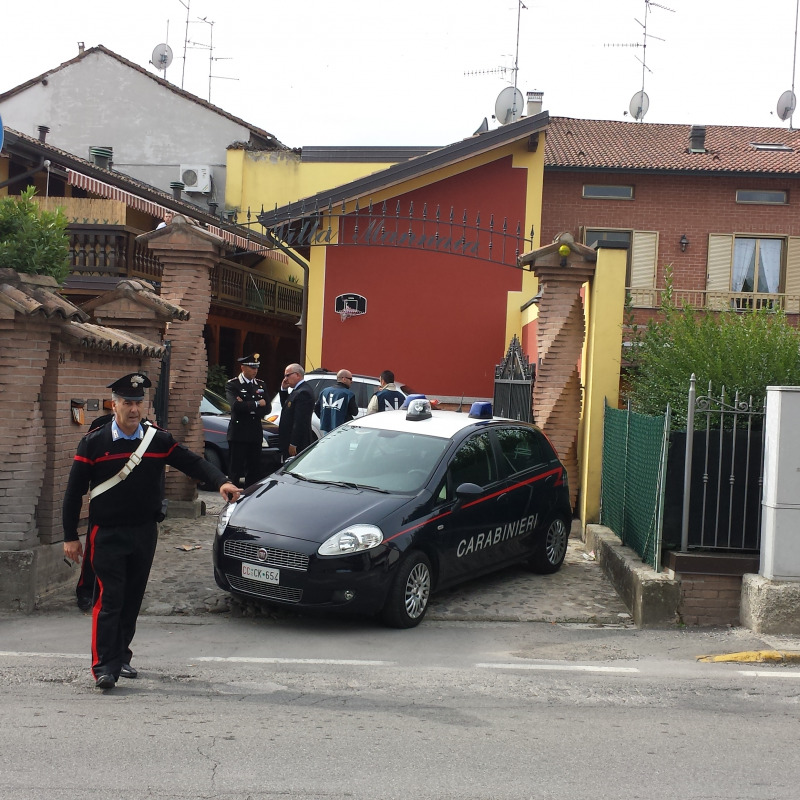 I carabinieri davanti ad una delle ville dei Sarcone a Bibbiano, in provincia di Reggio Emilia