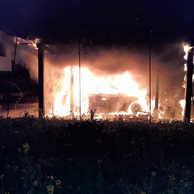 L'Audi di un imprenditore agricolo avvolta dalle fiamme ai Laghi di Sibari