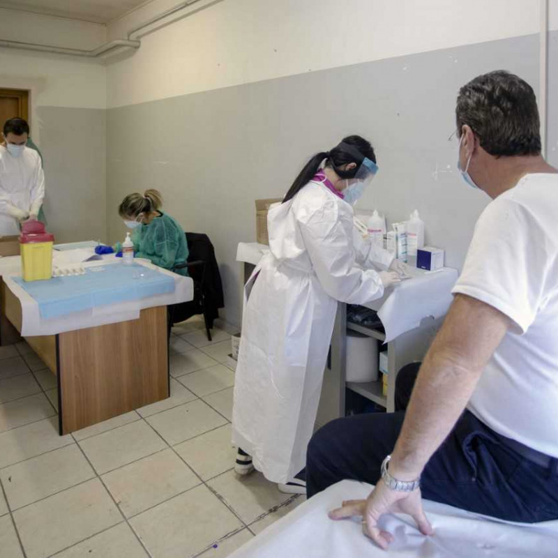 Vaccinazione anti-Covid nei locali di via degli Stadi a Cosenza