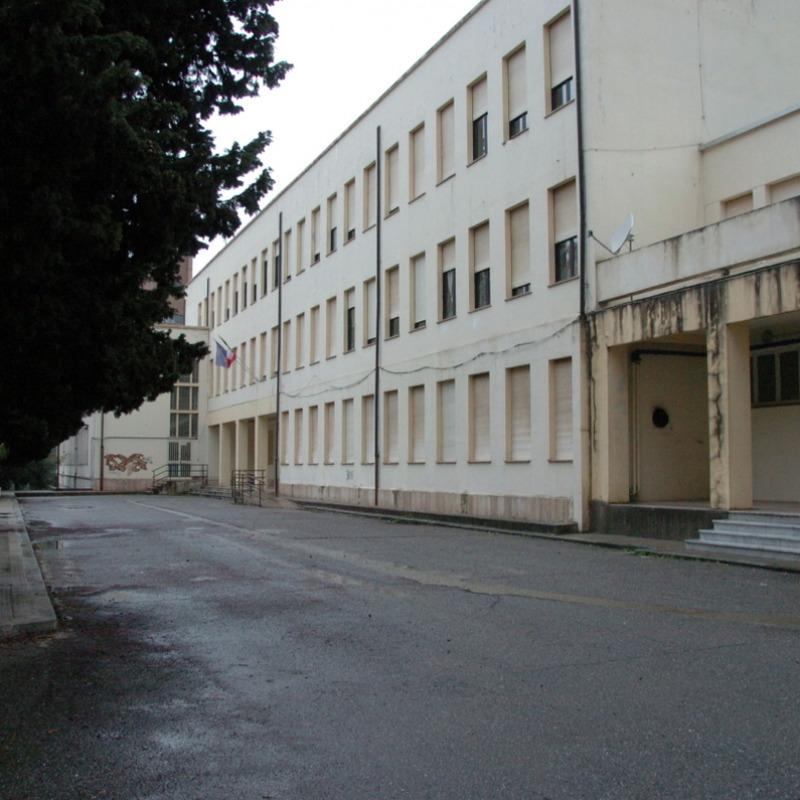 L'ingresso della scuola Aldisio di Catanzaro
