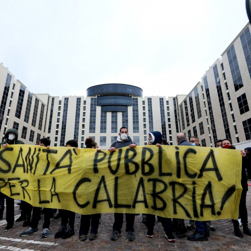 La protesta organizzata sotto la Regione a Catanzaro durante la visita del ministro Boccia