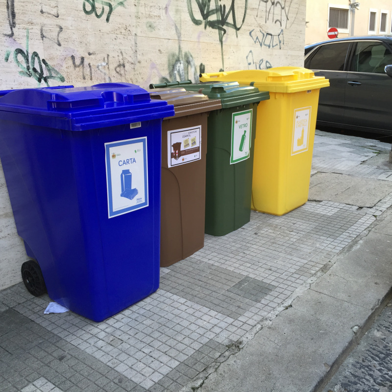 I bidoni "carrellati" per la raccolta differenziata dei rifiuti nei condomini di Catanzaro