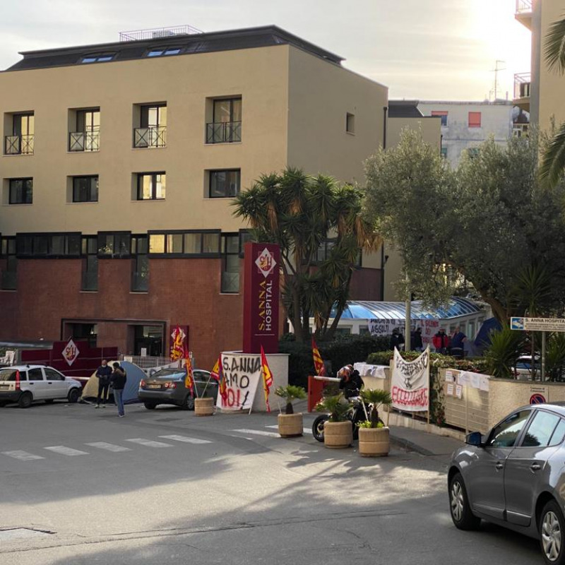 La protesta dei lavoratori del Sant'Anna Hospital di Catanzaro