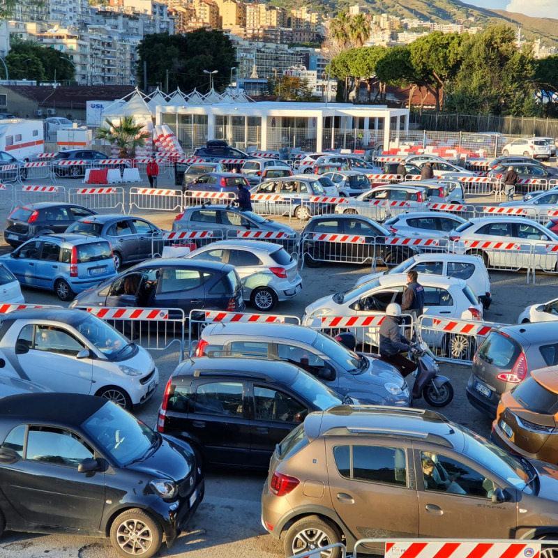 Le lunghe file in attesa dei tamponi all'ex Gazometro di Messina
