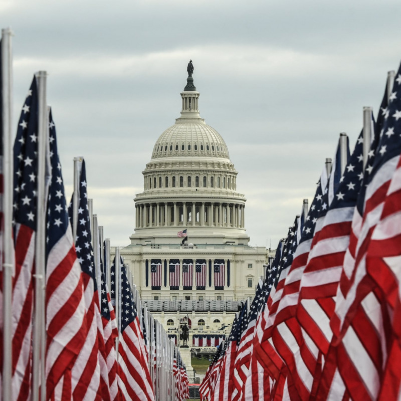 "Field of Flags". Quasi 200 mila bandiere sul National Mail in rappresentanza degli americani che oggi potranno partecipare al giuramento di Joe Biden e Kamala Harris