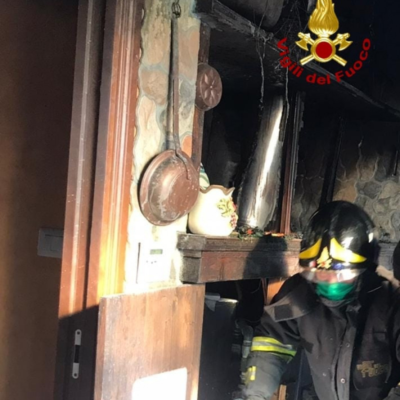 L'intervento dei pompieri per spegnere l'incendio in una casa di Maida