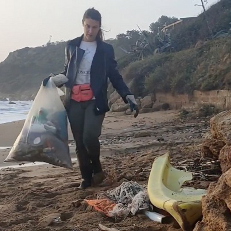 Elena Parisi con un sacco di rifiuti raccolti sulla spiaggia di Le Castella di Isola Capo Rizzuto