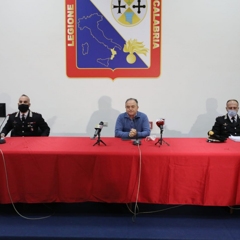 Il capitano Del Sole, il procuratore Gratteri e il colonnello Mambor durante la conferenza stampa dell'operazione Eolo