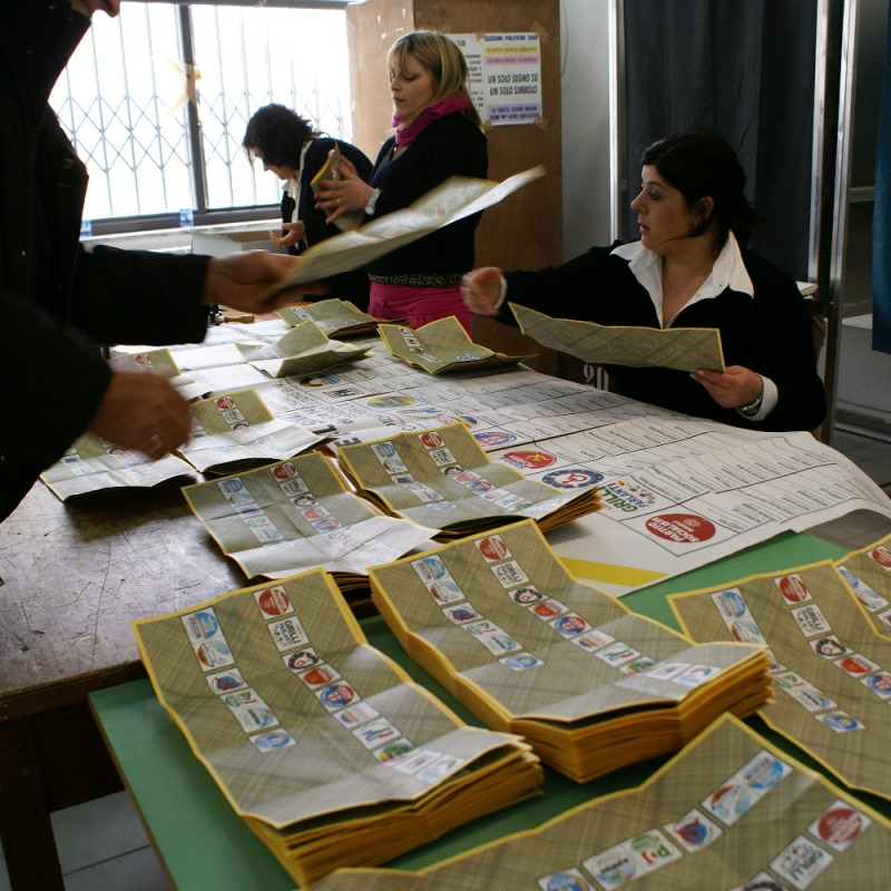 Un seggio elettorale durante lo spoglio delle schede alle ultime amministrative a Lamezia Terme