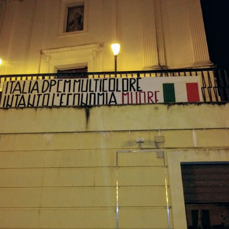 Lo striscione di Mascherine tricolori affisso a Lamezia Terme